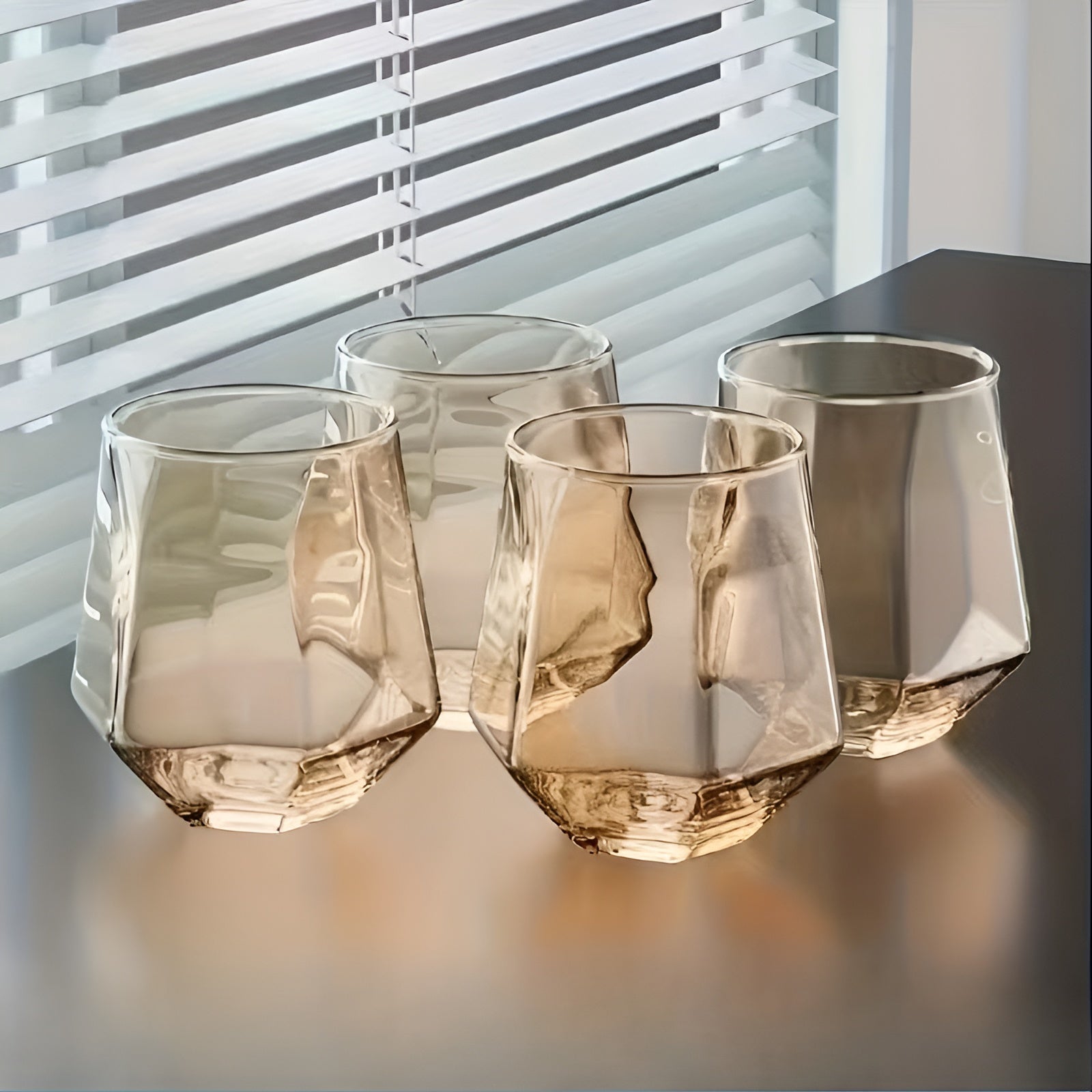 Glasskopper i Transparent Design 4 stk – Stilrent og Dekorativt Design | 300 ml Glass for Vann Juice og Te - Ravfarget