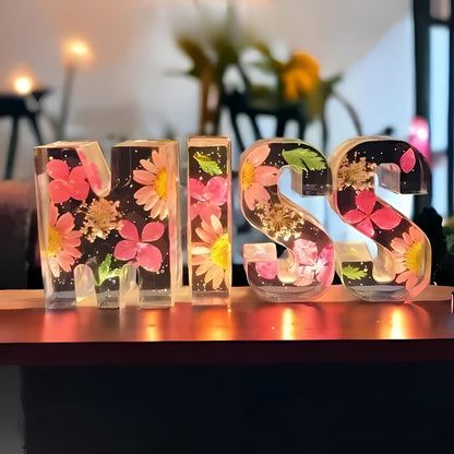 Blomster Bokstavlampe – Dekorativ og Koselig | Perfekt til Hjem og Fest