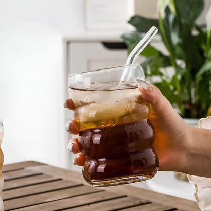 Glass med Sugerør – 2stk Bølget Design og Stilrent Utseende | 450 ml Perfekt for Iste, Matcha og Juice