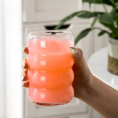 Glass med Sugerør – 2stk Bølget Design og Stilrent Utseende | 450 ml Perfekt for Iste, Matcha og Juice