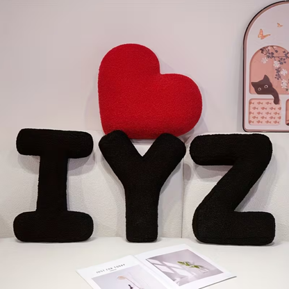 Pyntepute med Sorte Bokstaver – Myk og Fritt Kombinerbar | Dekorativ for Sofa og Seng