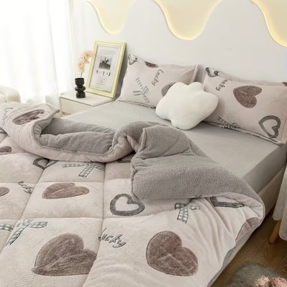 Dobbeltsidig Tofarget Fleeceteppe – Supermyk  Kunstfiberfylling, Ultramyk, Med Hjerte- Og Sløyfemønster