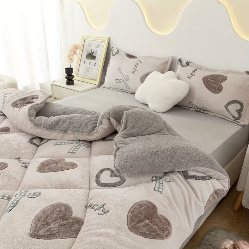 Dobbeltsidig Tofarget Fleeceteppe – Supermyk  Kunstfiberfylling, Ultramyk, Med Hjerte- Og Sløyfemønster