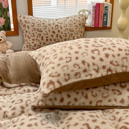 Sengetøysett i Kunstkaninpels (4-delt) – Ekstra Mykt og Varmt | Koselig Design med Leopardpreg
