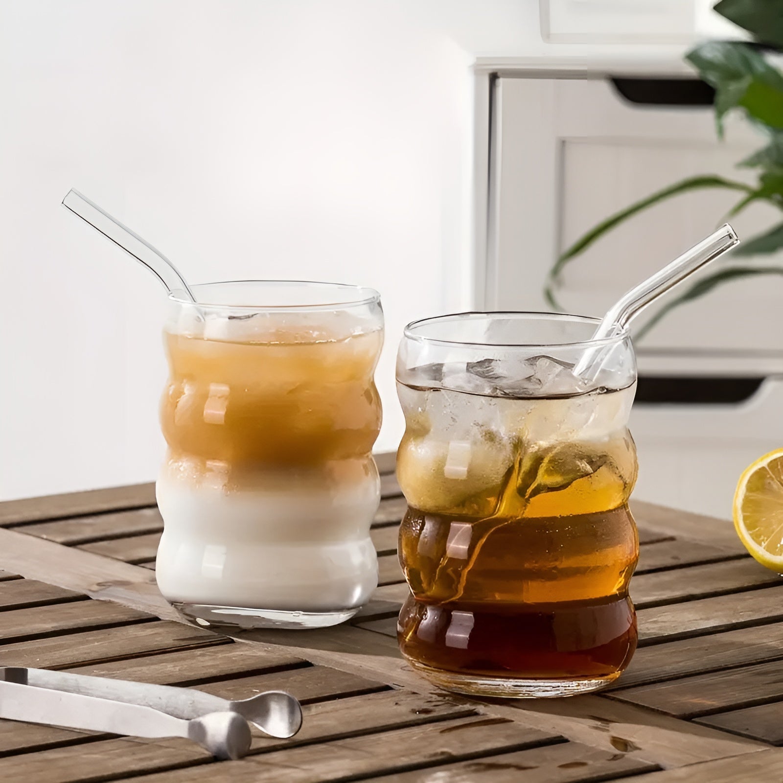 Glass med Sugerør – 2stk Bølget Design og Stilrent Utseende | 450 ml Perfekt for Iste, Matcha og Juice