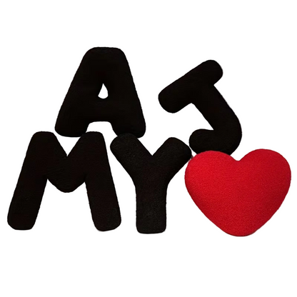 Pyntepute med Sorte Bokstaver – Myk og Fritt Kombinerbar | Dekorativ for Sofa og Seng