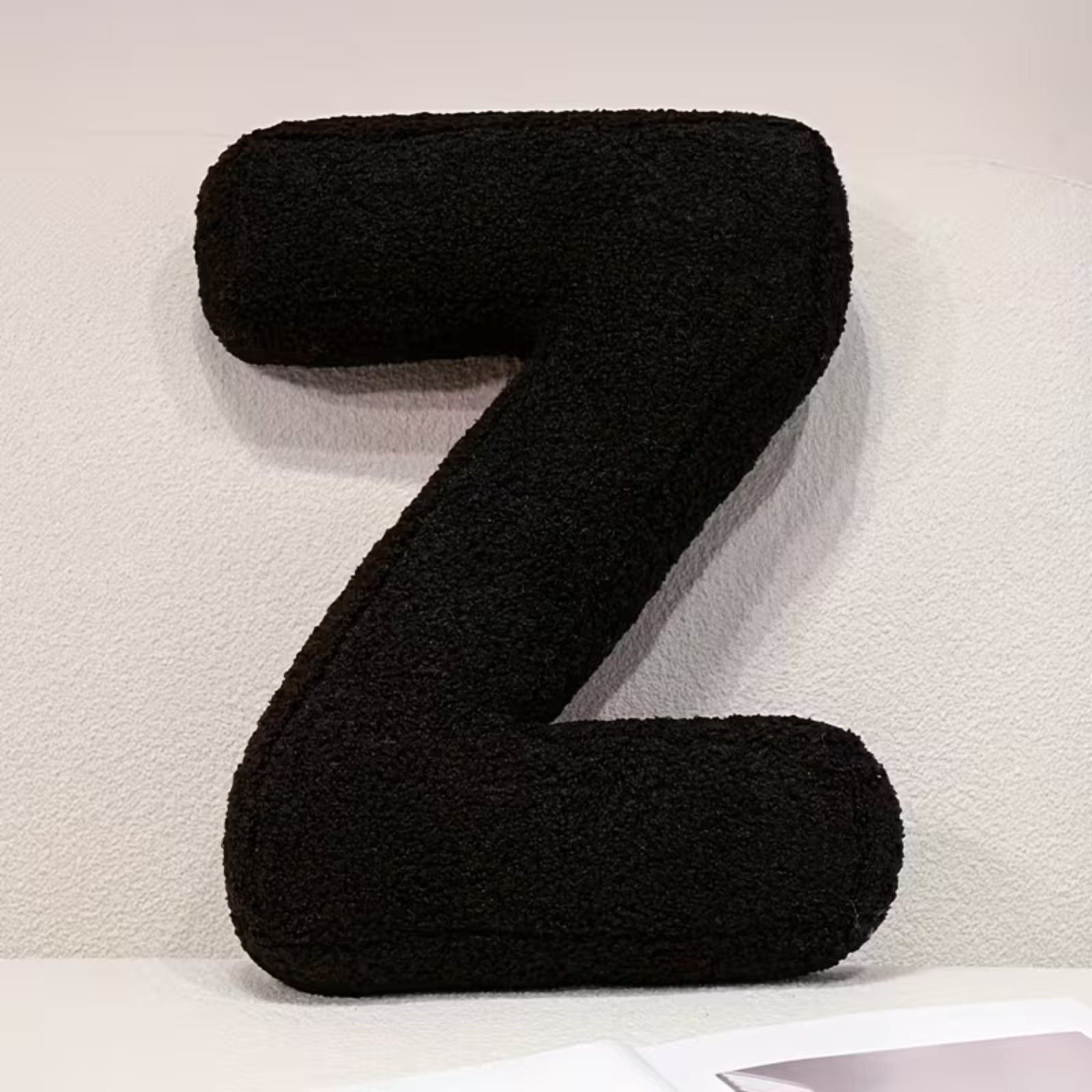 Pyntepute med Sorte Bokstaver – Myk og Fritt Kombinerbar | Dekorativ for Sofa og Seng