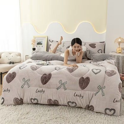 Dobbeltsidig Tofarget Fleeceteppe – Supermyk  Kunstfiberfylling, Ultramyk, Med Hjerte- Og Sløyfemønster