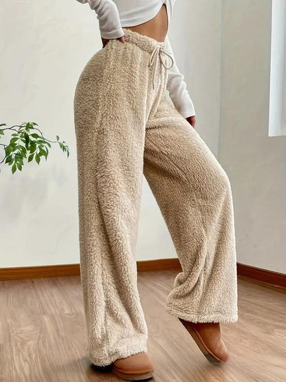 Myk teddy sherpa-bukse for dame i beige farge, sett forfra