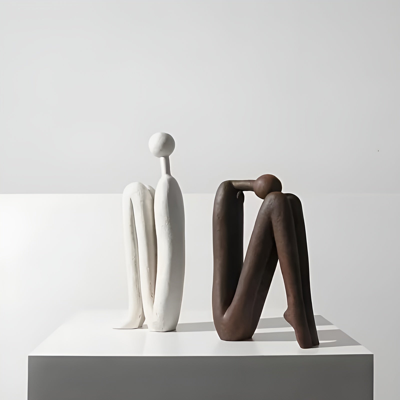 Skulptursett i Kunstharpiks (2 stk) – Moderne og Dekorative Menneskefigurer | Perfekt for Hylle og Stue - Figurer