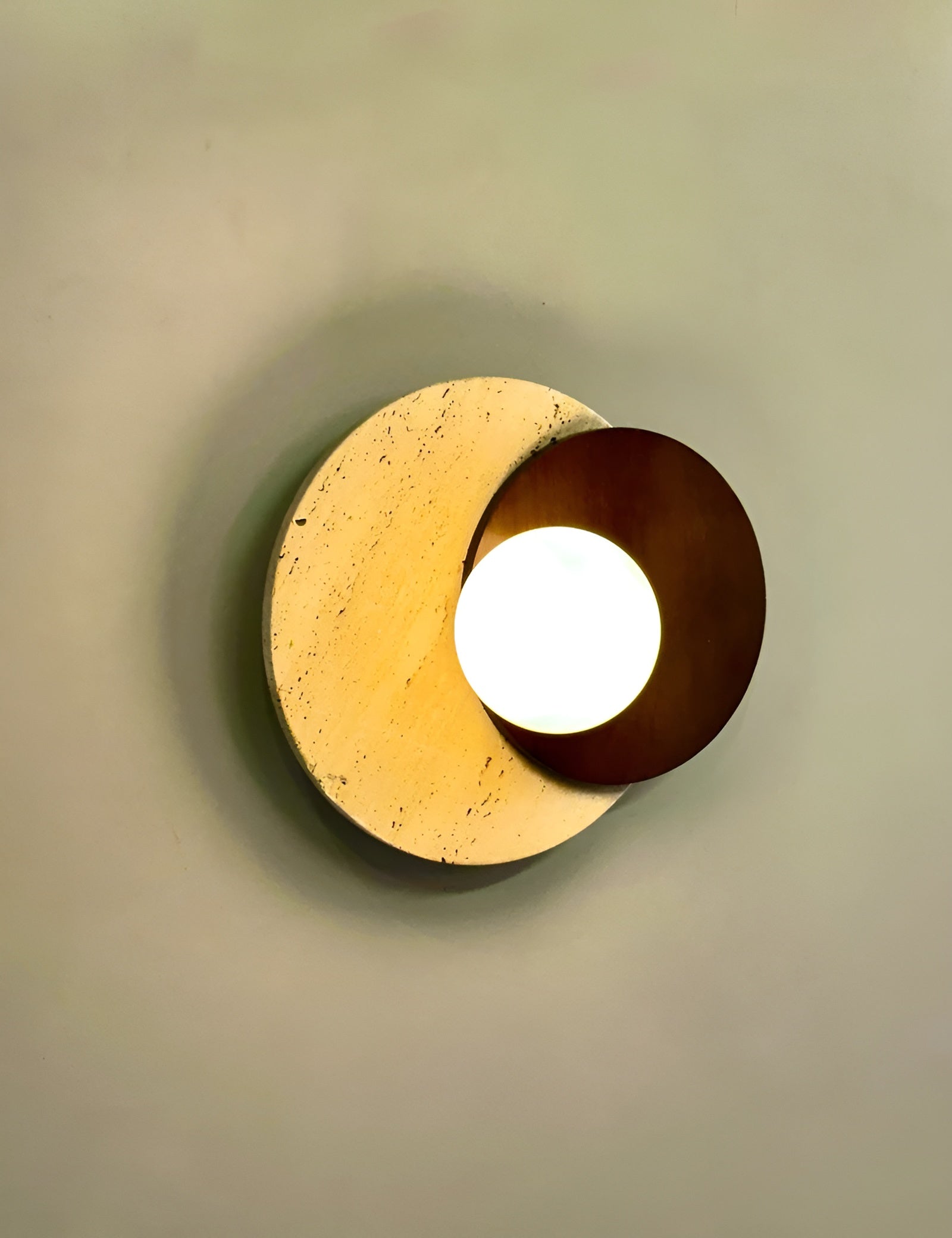 Vegglampe med Travertinplate – Luksuriøst Design og Mykt Lys | Perfekt for Stue og Soverom