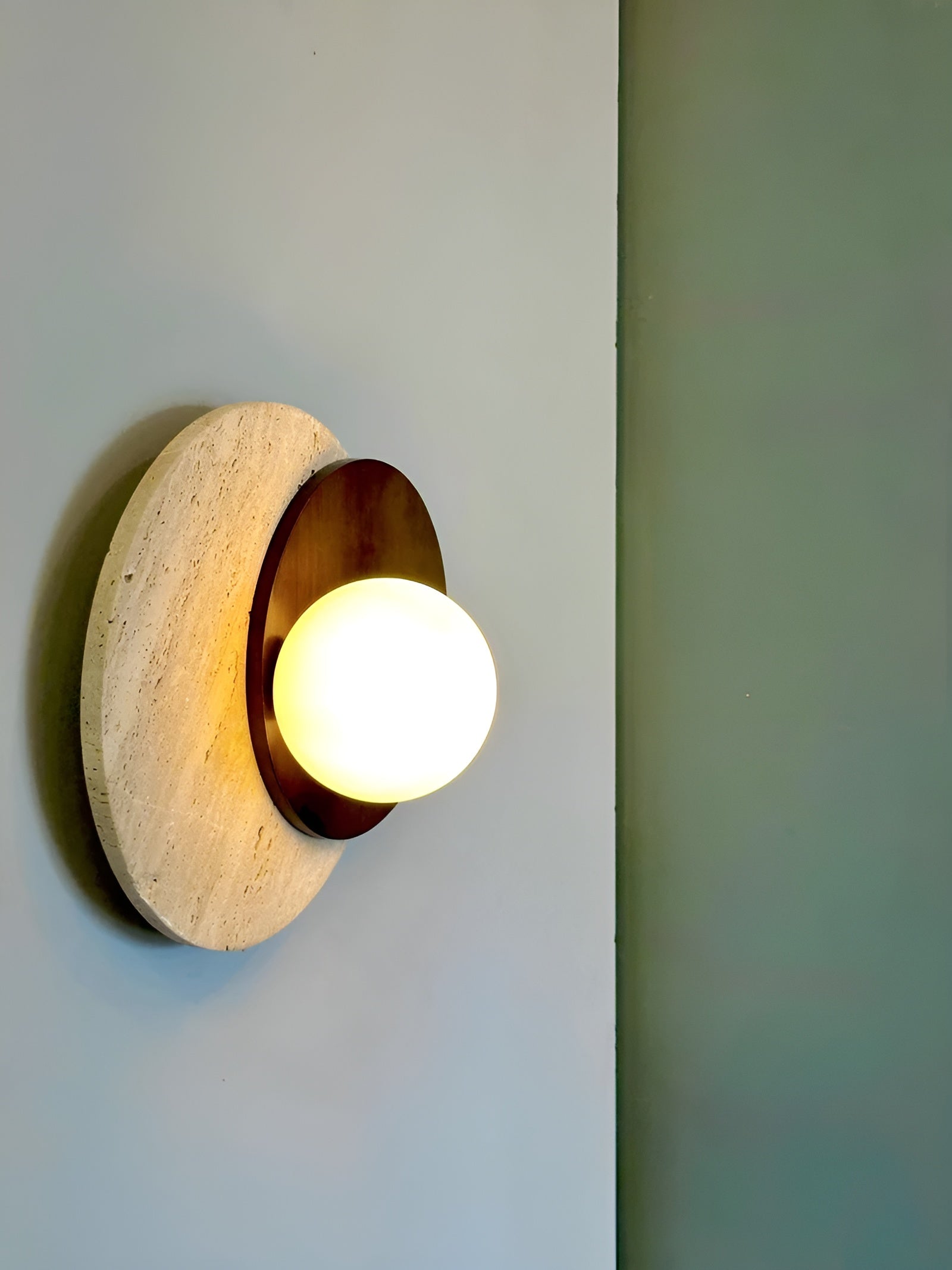Vegglampe med Travertinplate – Luksuriøst Design og Mykt Lys | Perfekt for Stue og Soverom