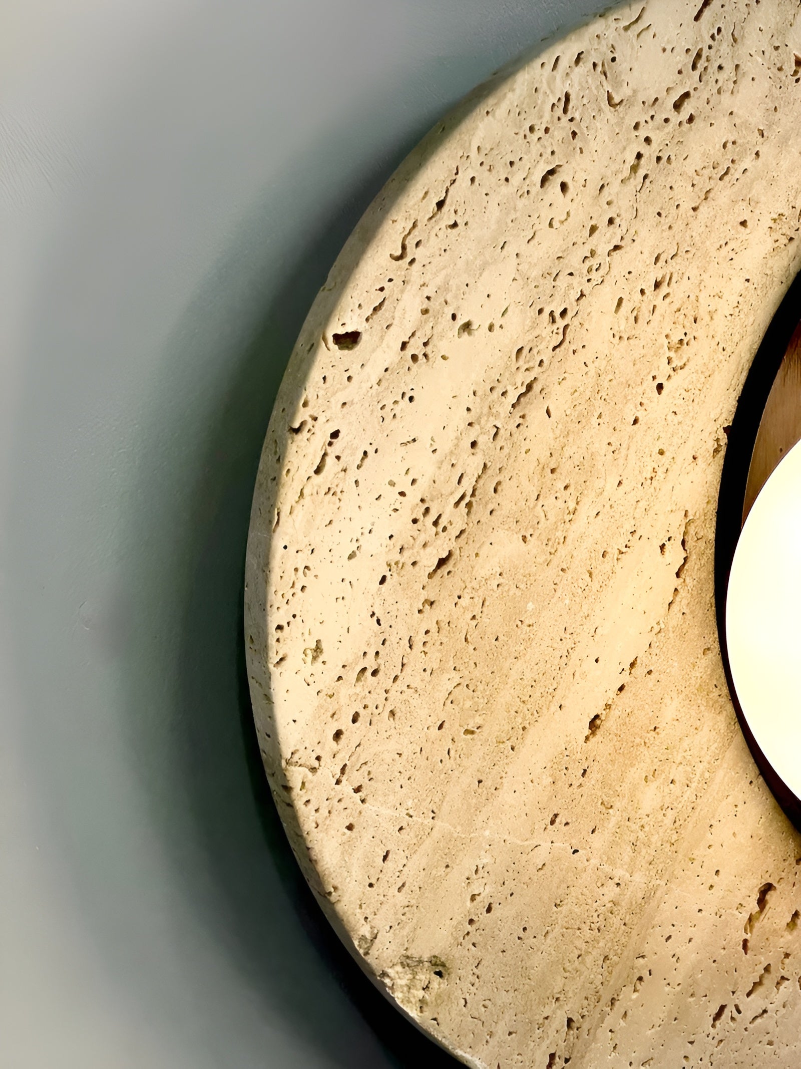 Vegglampe med Travertinplate – Luksuriøst Design og Mykt Lys | Perfekt for Stue og Soverom