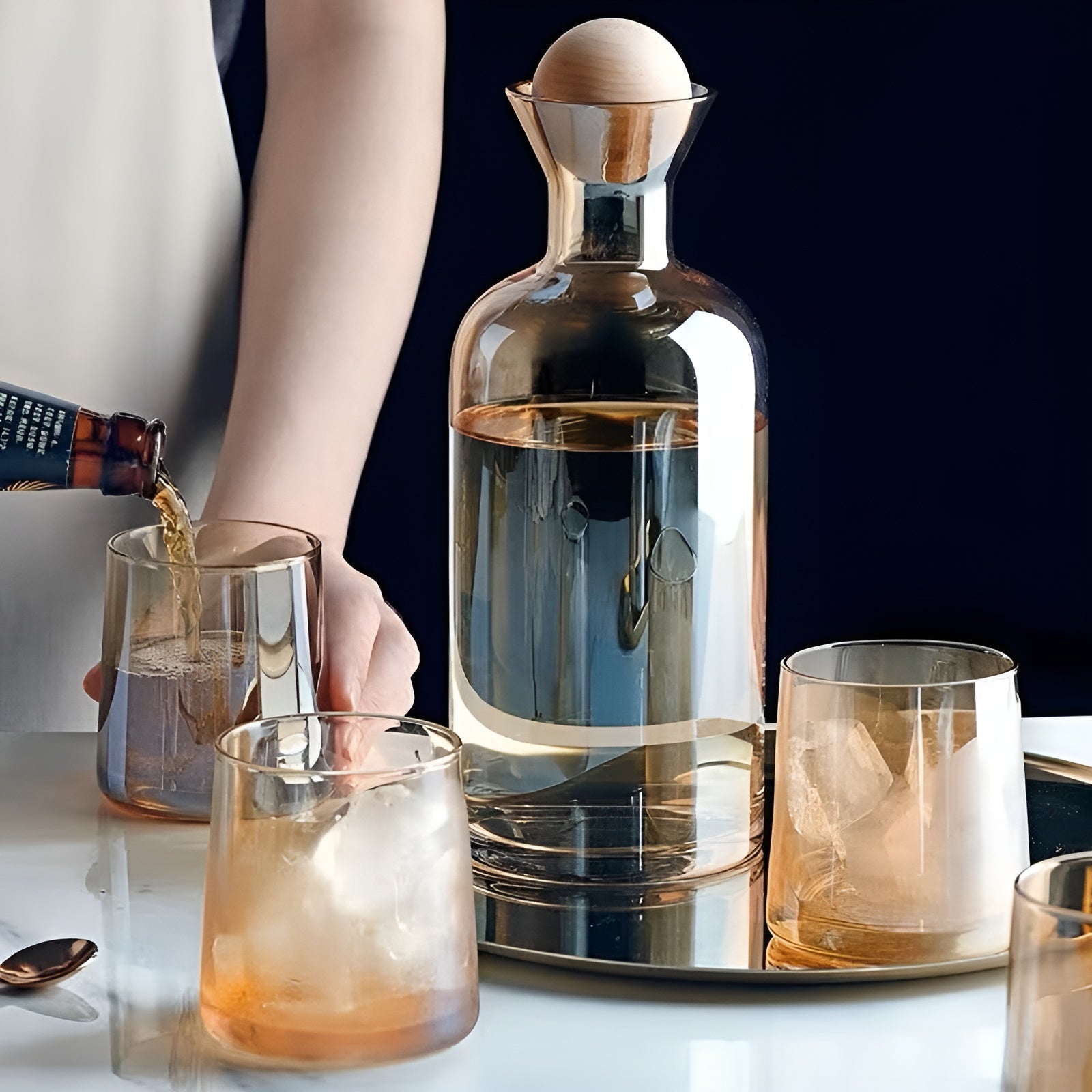 Glasskaraffelsett med 4 Glass – Stilrent og Dekorativt | 1,2L med Trelokk Perfekt for Vann og Juice - Karafler