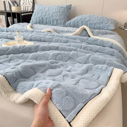 CoralDream Pledd – Varmt Fleece-vinterpledd med Hjerte- og Bokstavmønster på Begge Sider