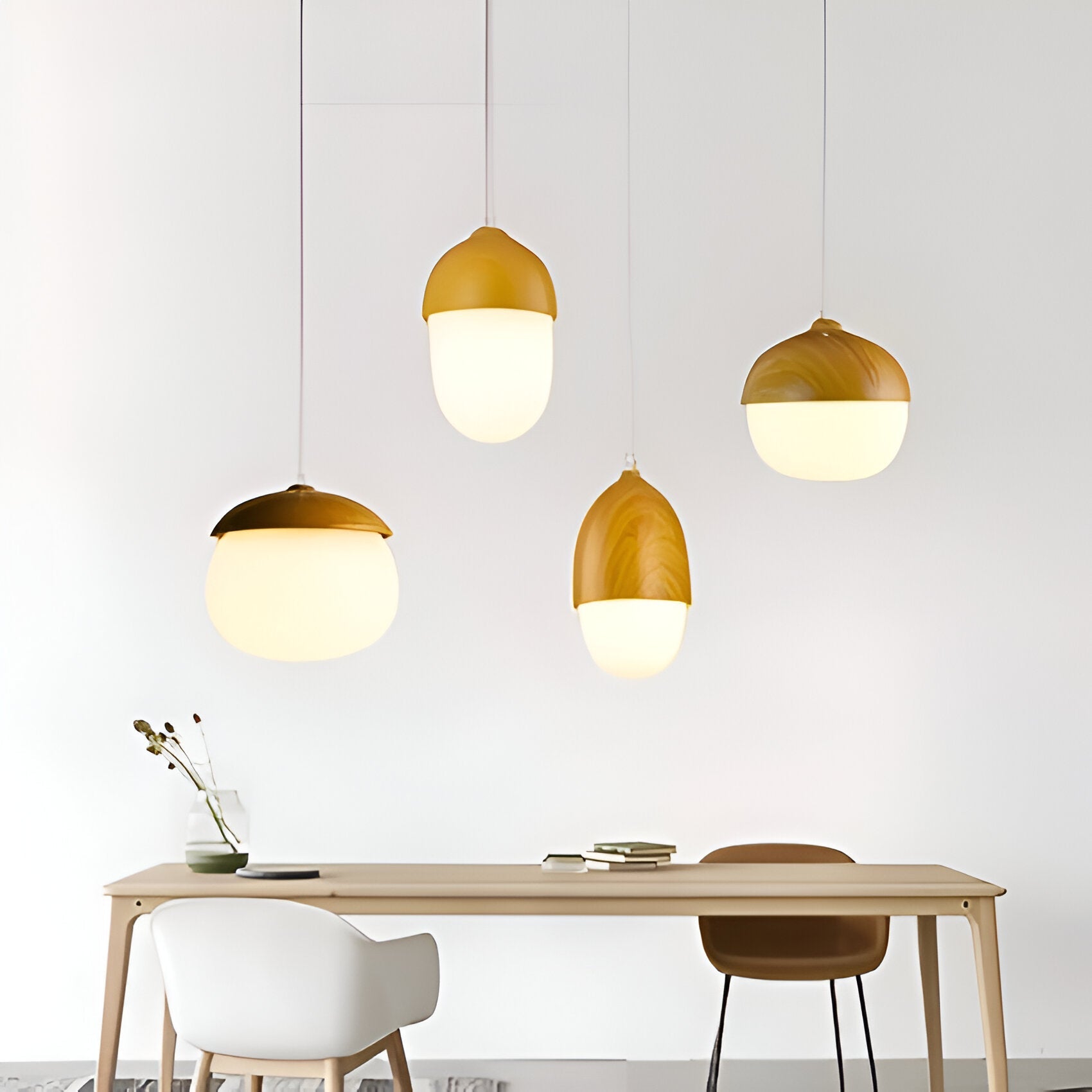 Hengelampe i Glass og Tre – Dekorativ Eikelignende Form | Unikt Design for Hjemmet