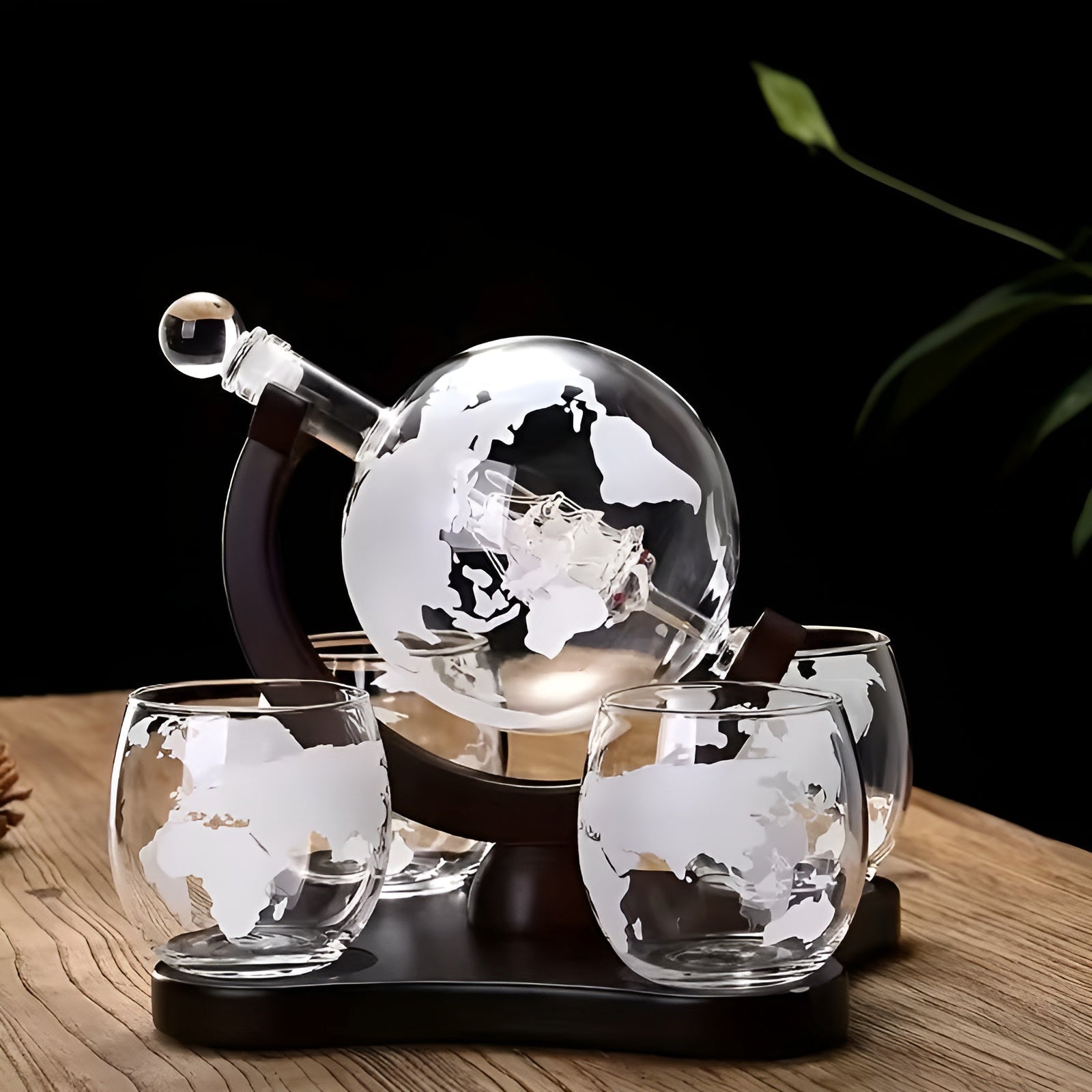 Whiskydekanter med Globus – Elegant Karaffelsett med 4 Graverte Glass | Perfekt som Gave og Barpynt