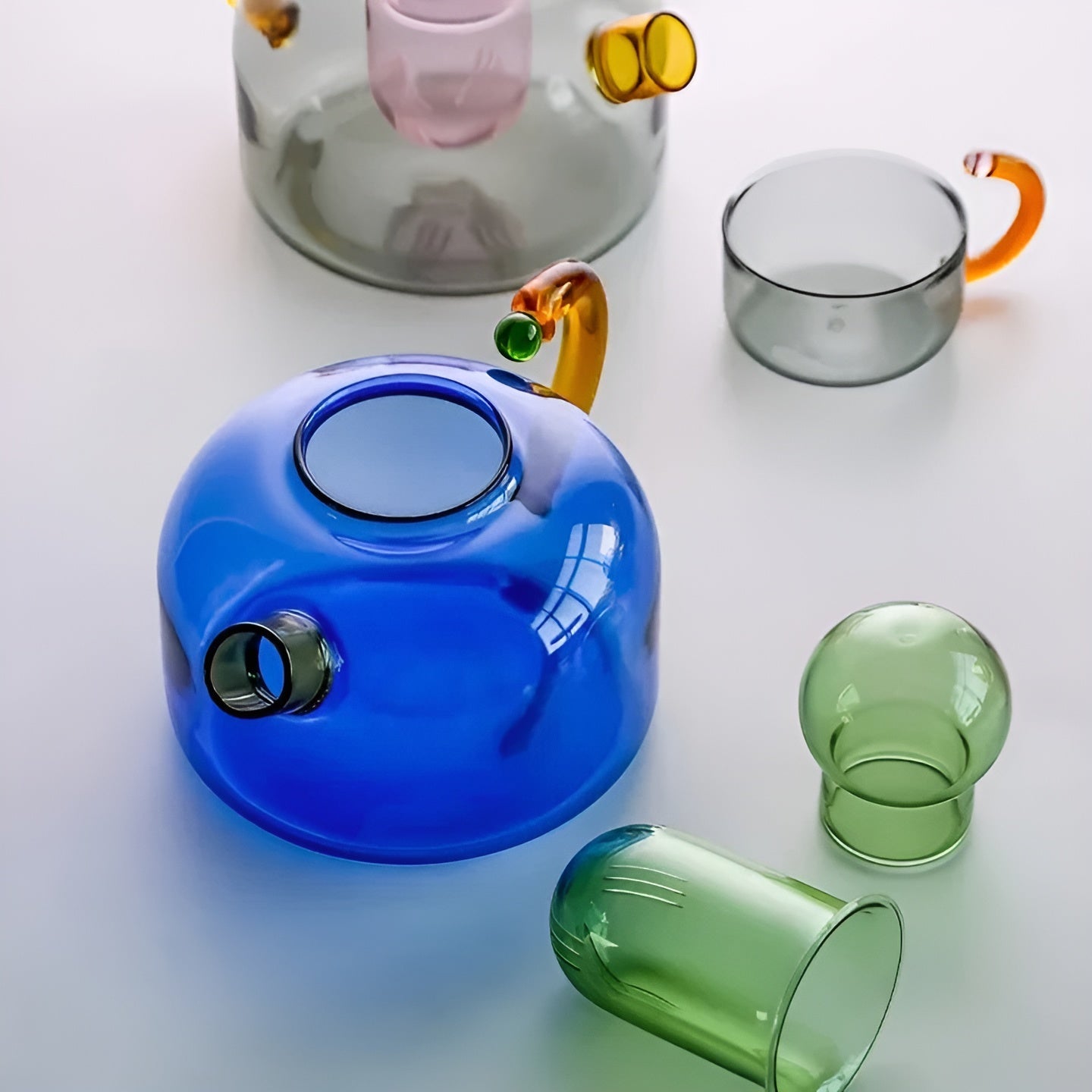 Gjennomsiktig Tekanne og Kopper – Elegant Sett i Kontrastfarger | Perfekt for Servering