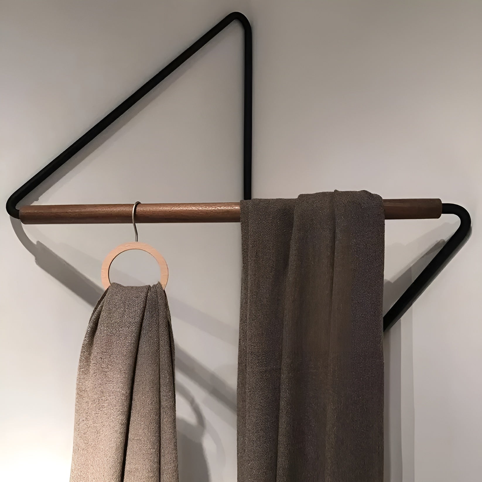 Firkantet Veggkrok I Tre Og Metall – Minimalistisk Klesstativ I Designerstil