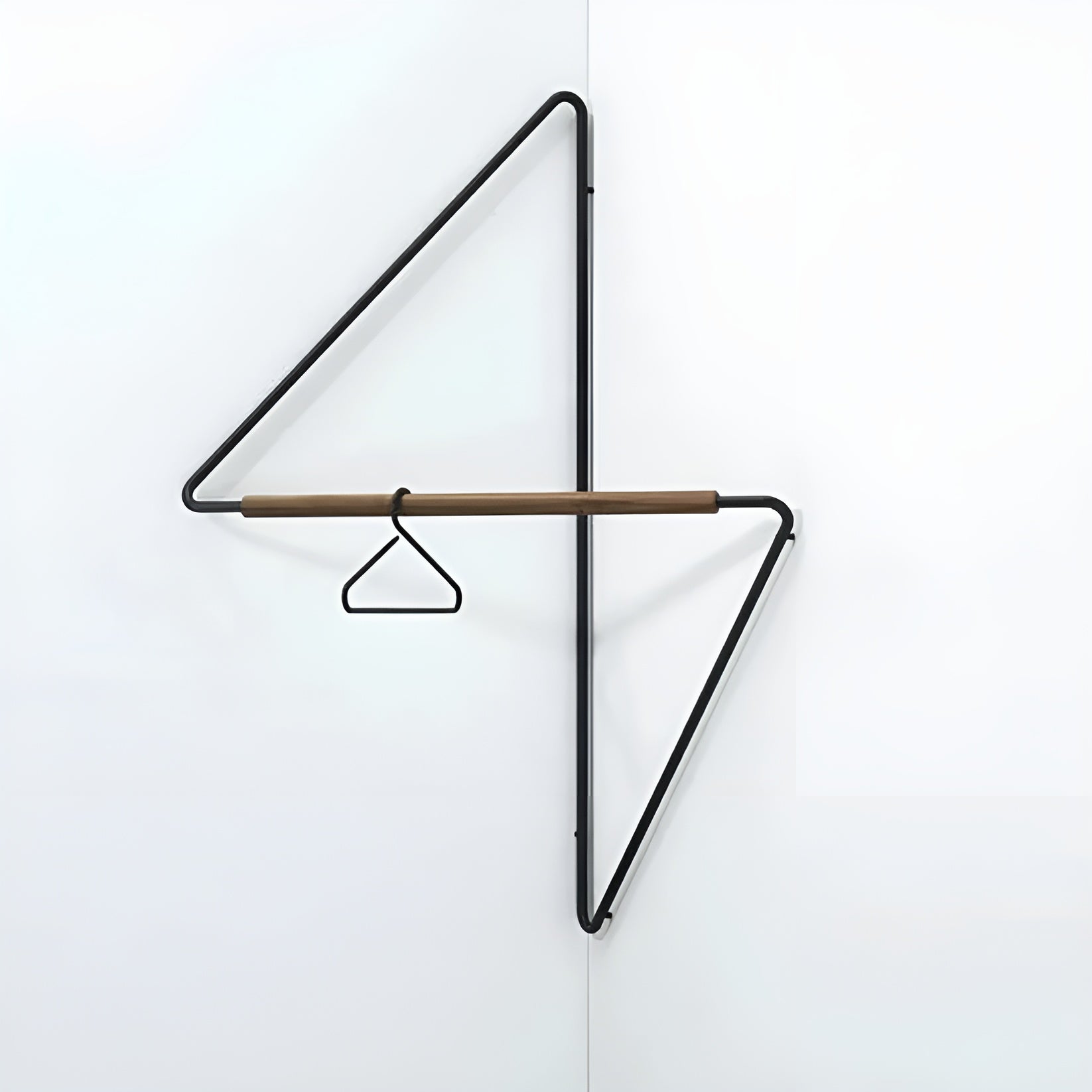 Firkantet Veggkrok I Tre Og Metall – Minimalistisk Klesstativ I Designerstil