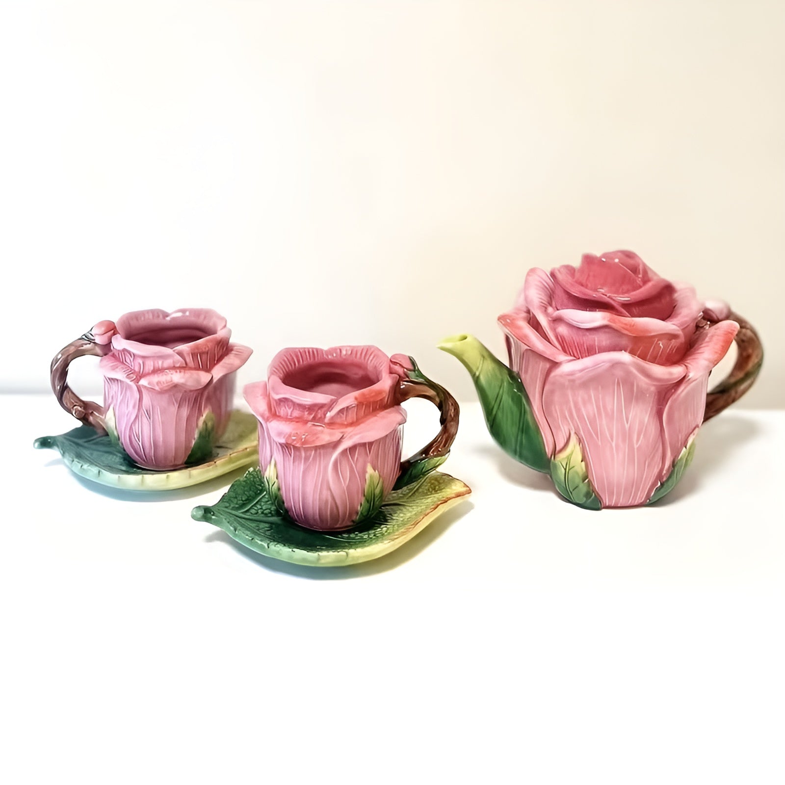 Keramisk Teservise Med Rosemotiv – Håndmalt Og Elegant | Kopp Med Underkop I Blomstermønster