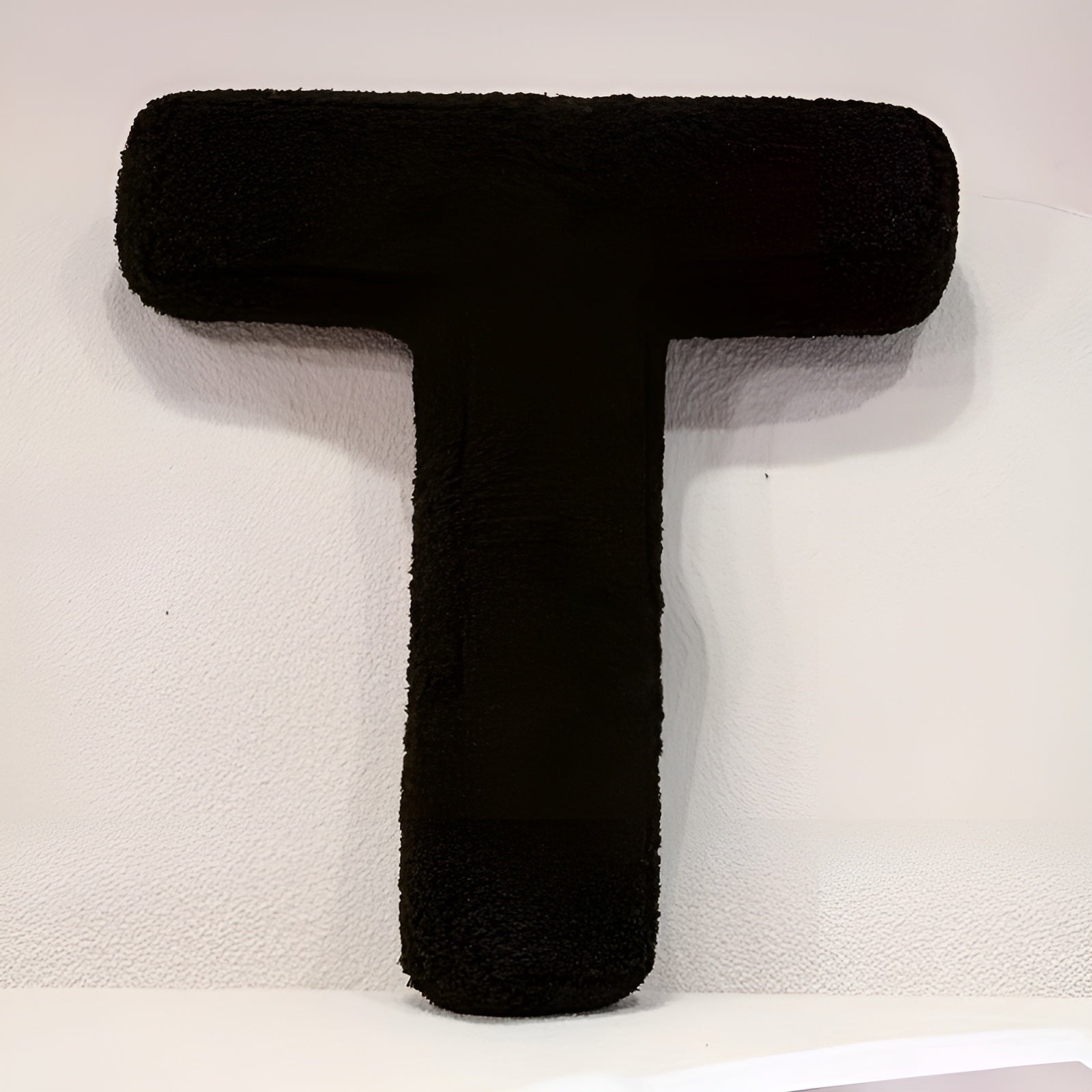 Pyntepute med Sorte Bokstaver – Myk og Fritt Kombinerbar | Dekorativ for Sofa og Seng