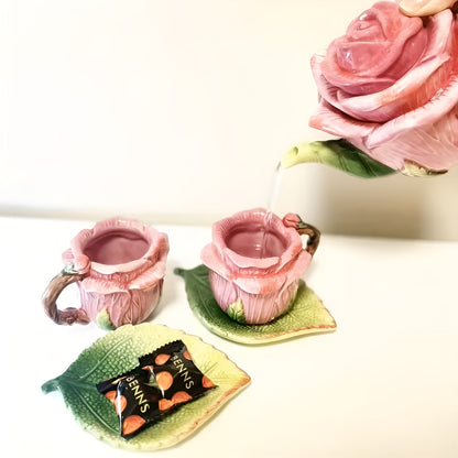 Keramisk Teservise Med Rosemotiv – Håndmalt Og Elegant | Kopp Med Underkop I Blomstermønster