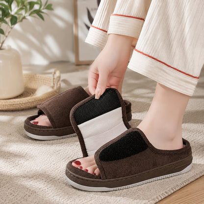 Nærbilde av velcrolukking på brede tøfler