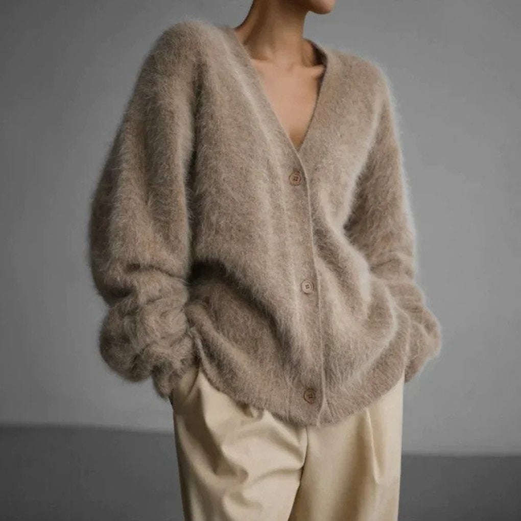 Kashmircardigan i beige – fremside med klassisk knappelist