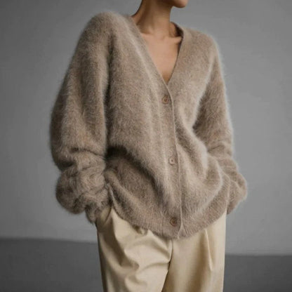 Kashmircardigan i beige – fremside med klassisk knappelist