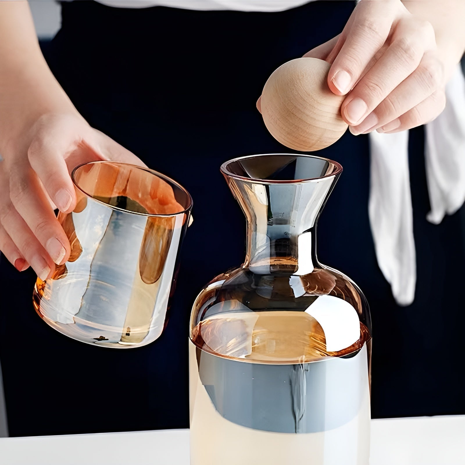 Glasskaraffelsett med 4 Glass – Stilrent og Dekorativt | 1,2L med Trelokk Perfekt for Vann og Juice - Karafler
