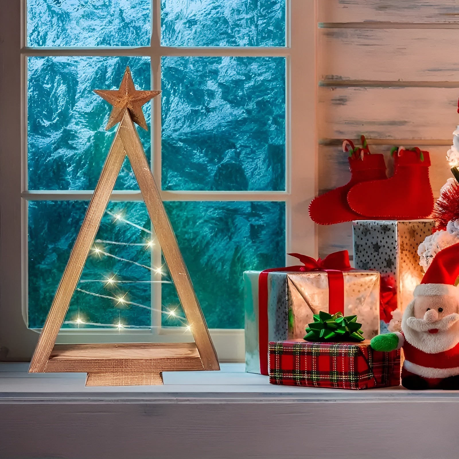 Juletre i Tre – Varmt Hvitbelyst | Perfekt for Bord, Peis og Festlig Dekor