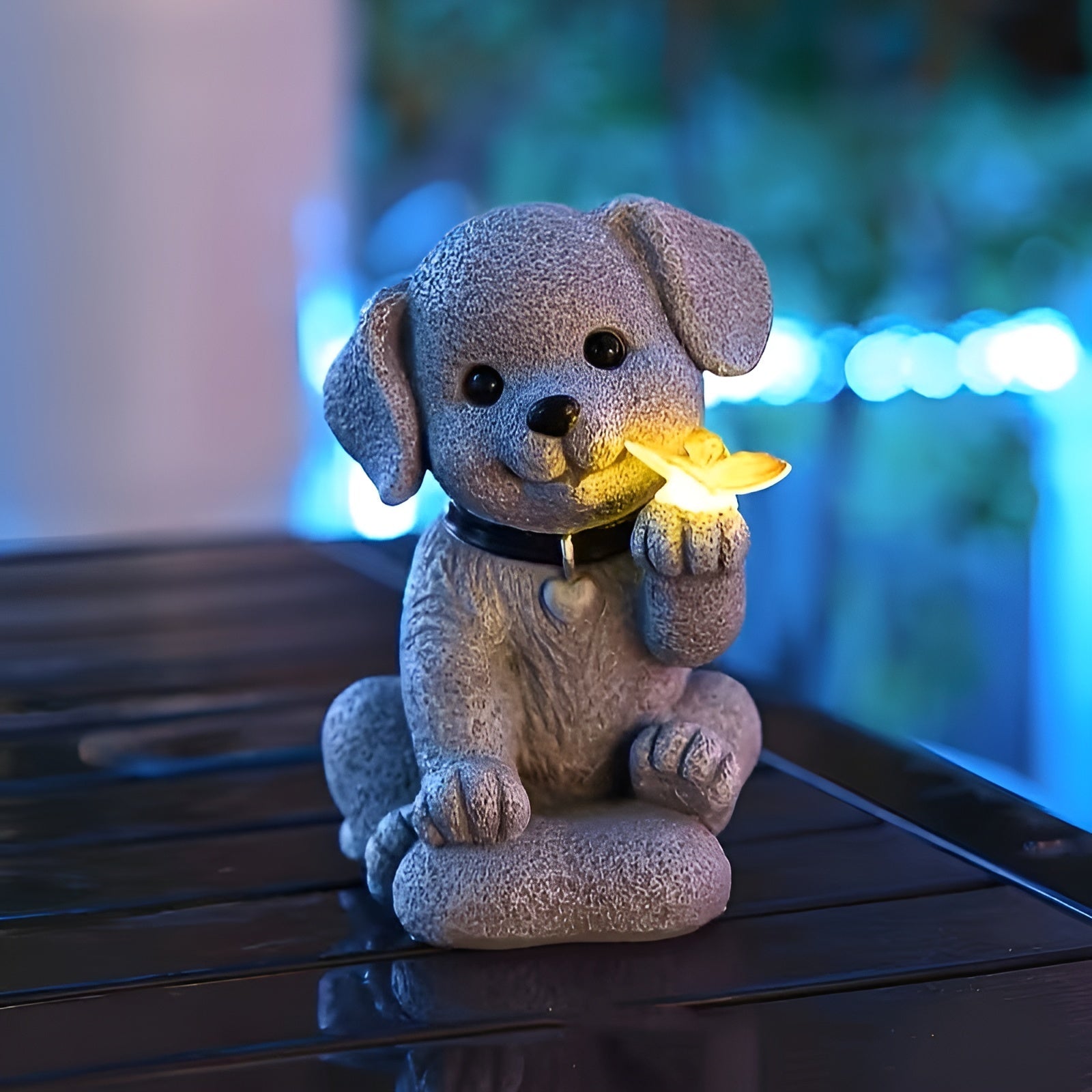 Solcelle Hundefigur med Sommerfugl – Dekorativ og Stemningsfull Hagebelysning | Værbestandig for Hage og Terrasse