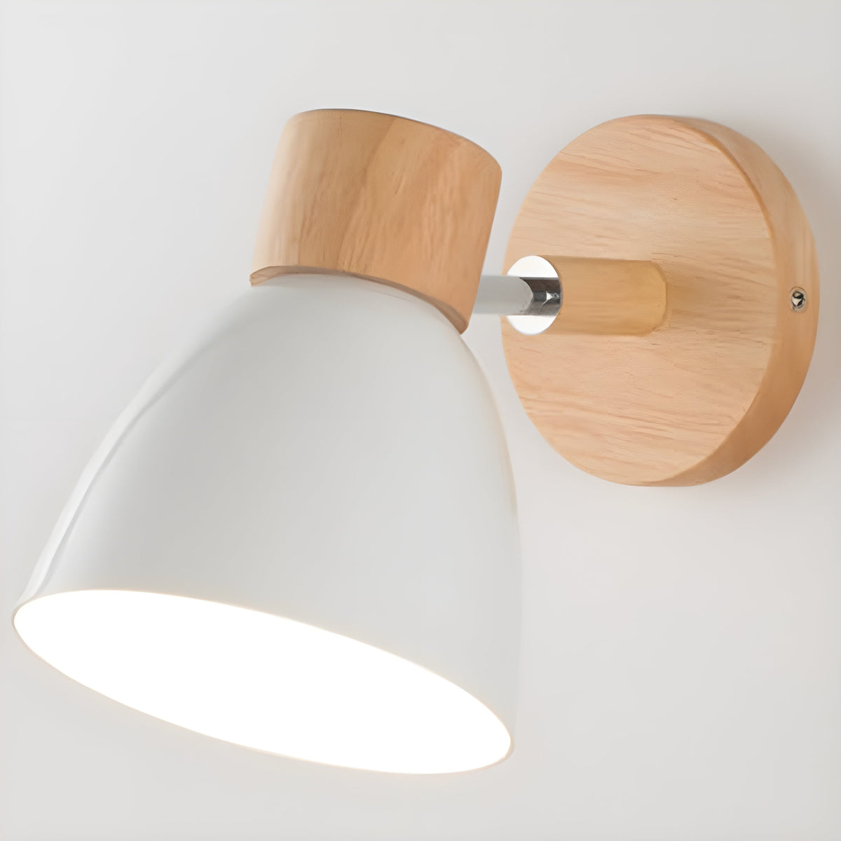 Justerbar vegglampe i tre og metall montert på soveromsveggen