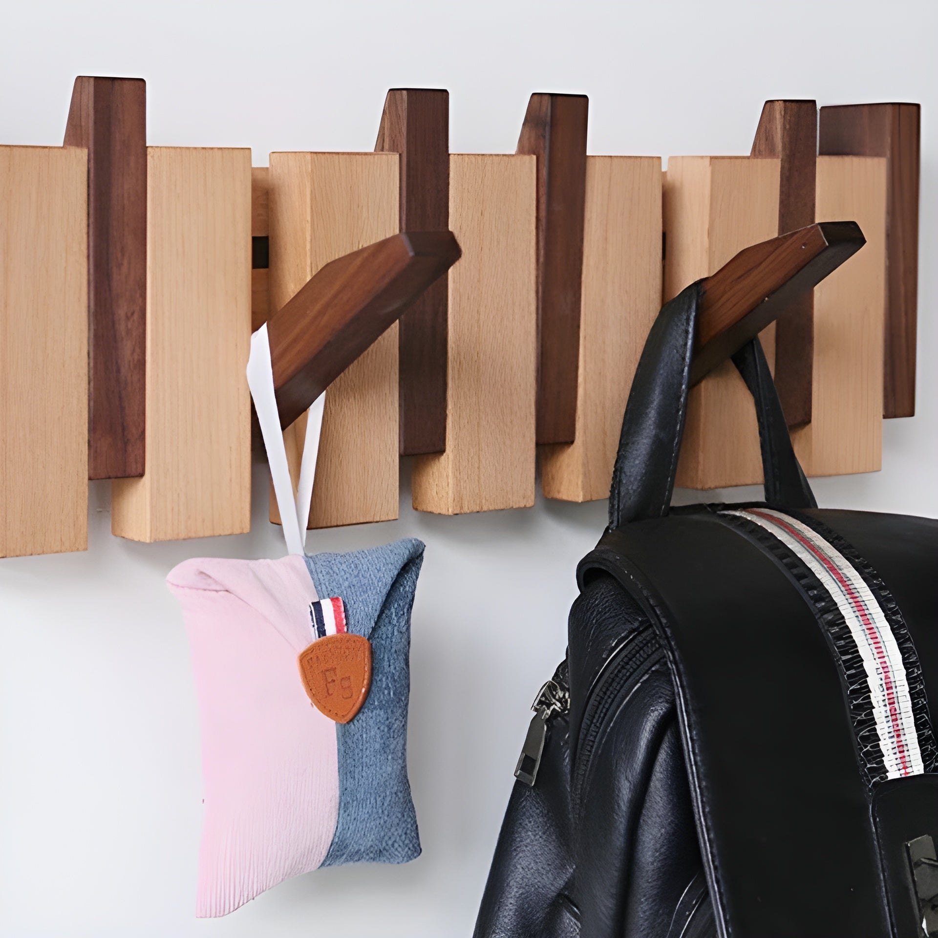 Luksuriøs Garderobe I Tre I Pianodesign – Håndlaget Garderobe For Veggmontering