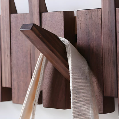 Luksuriøs Garderobe I Tre I Pianodesign – Håndlaget Garderobe For Veggmontering