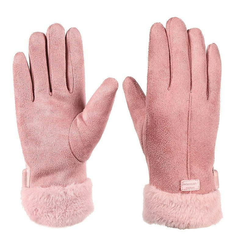 Nærbilde av berøringsskjerm-fingertuppene på rosa vinterhandsker for kvinner
