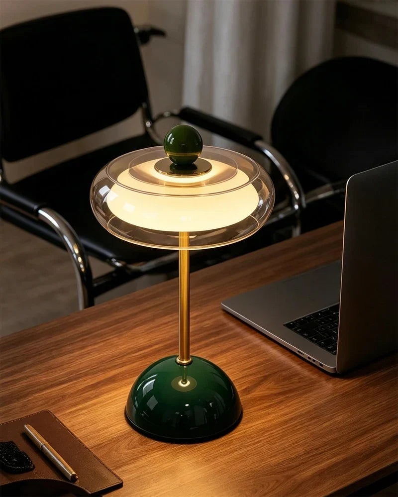 Oppladbar glassbordlampe med retrodesign i grønn farge på et bord