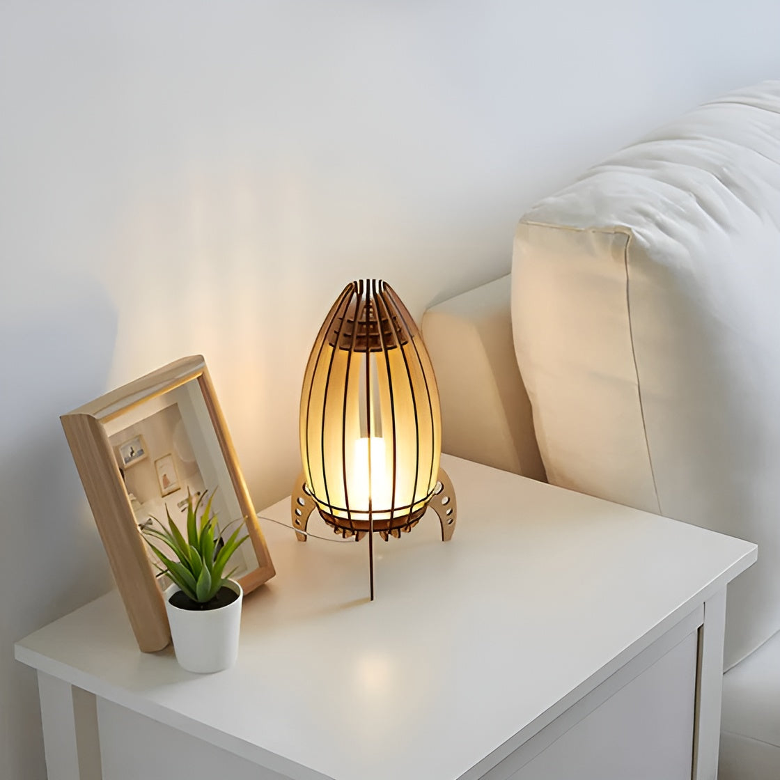 Nattbordslampe i Tre – Naturlig og Dekorativ | Perfekt for Koselige Soverom