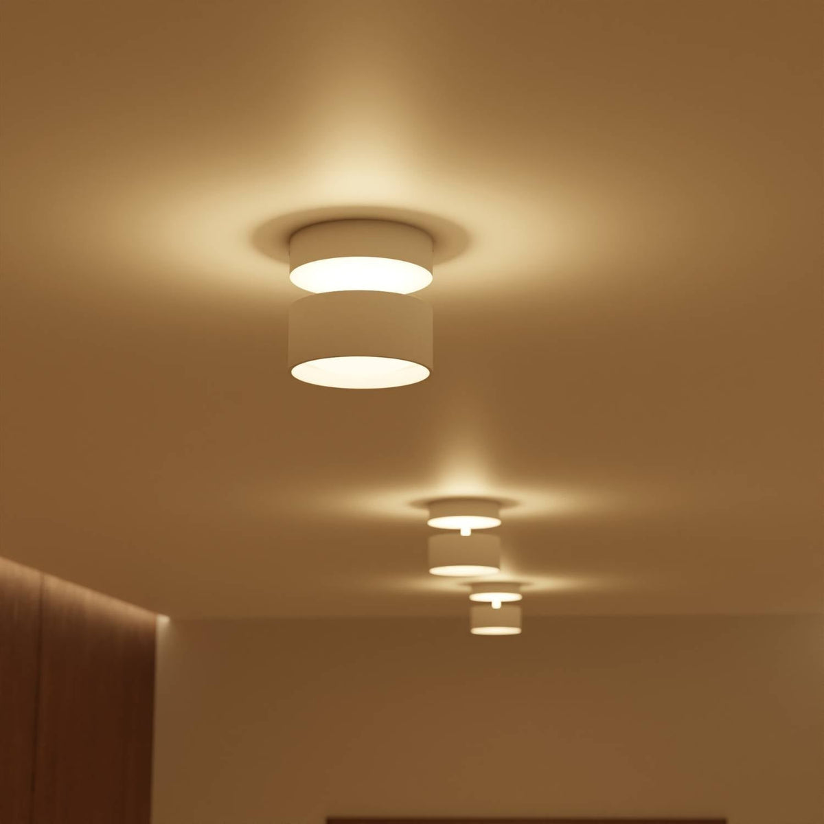 Hvit aluminiumtaklampe med up/downlight i minimalistisk rom
