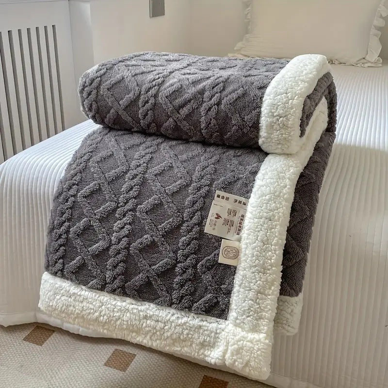 Vendbart pledd i lilla/violett på sofa