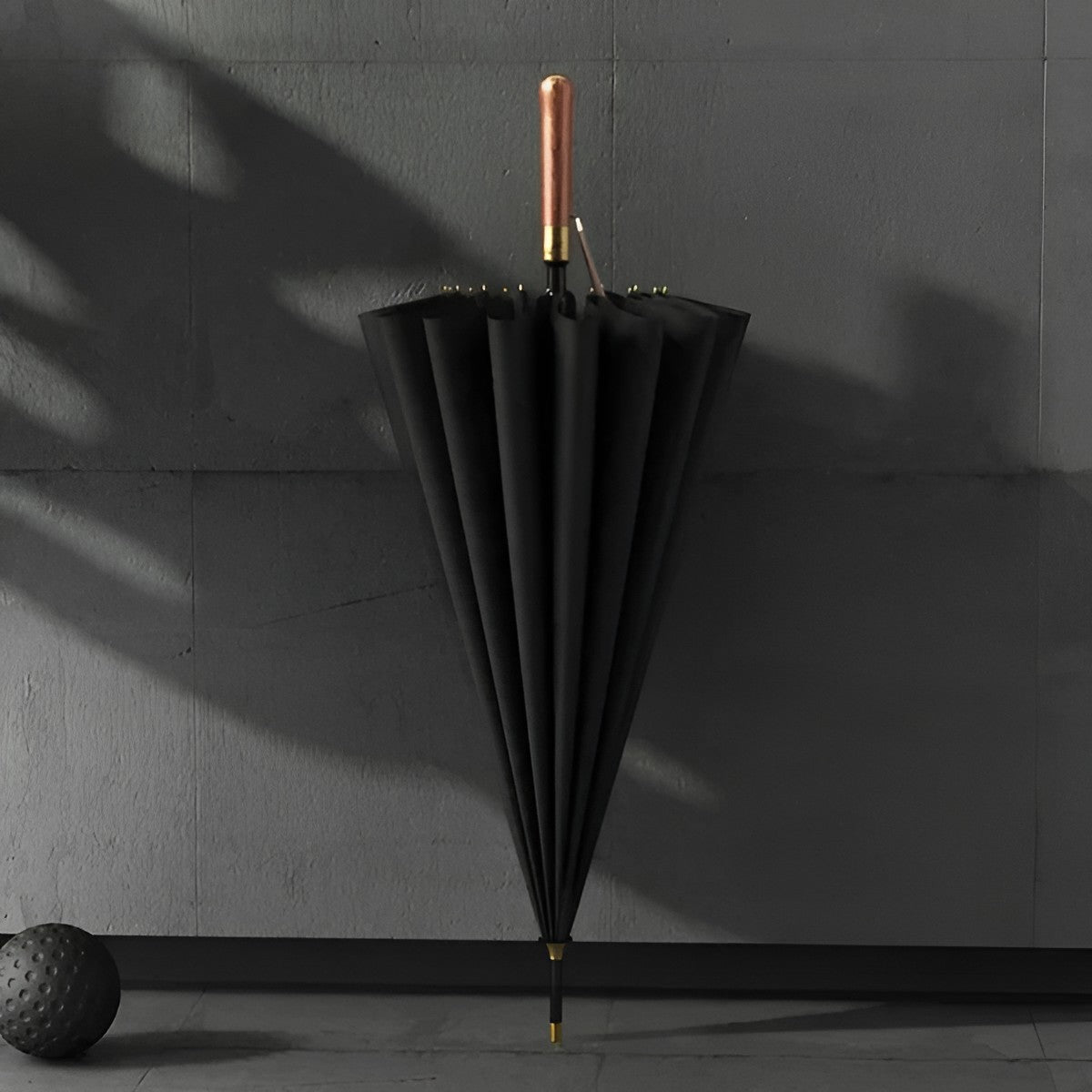 Paraply med Trehåndtak – 112 cm Lang Skjerm | Klassisk Regnparaplydesign
