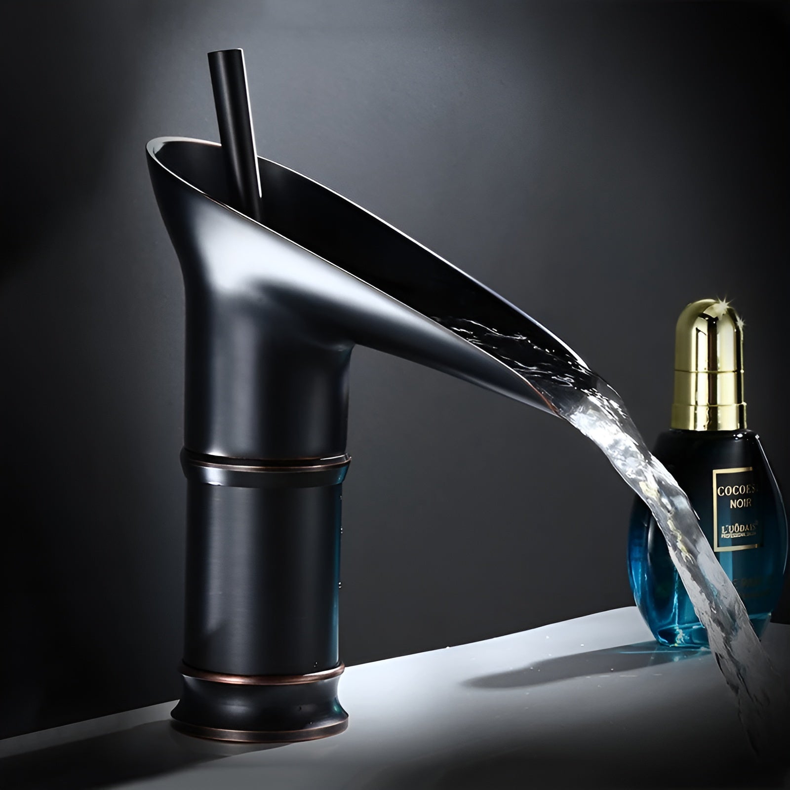 Wasserfall-Waschtischarmatur in Schwarz-Gold – Hochwertig und Elegant | Warm- und Kaltwasser Antik-Bronze Finish