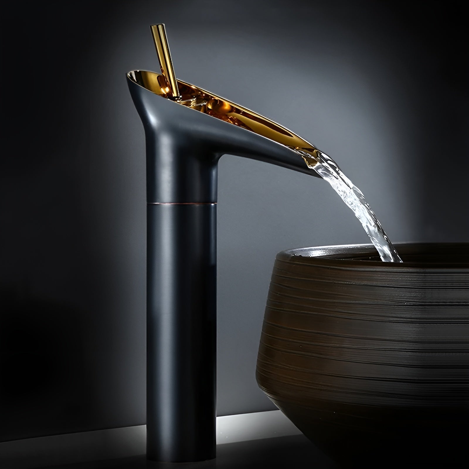 Wasserfall-Waschtischarmatur in Schwarz-Gold – Hochwertig und Elegant | Warm- und Kaltwasser Antik-Bronze Finish