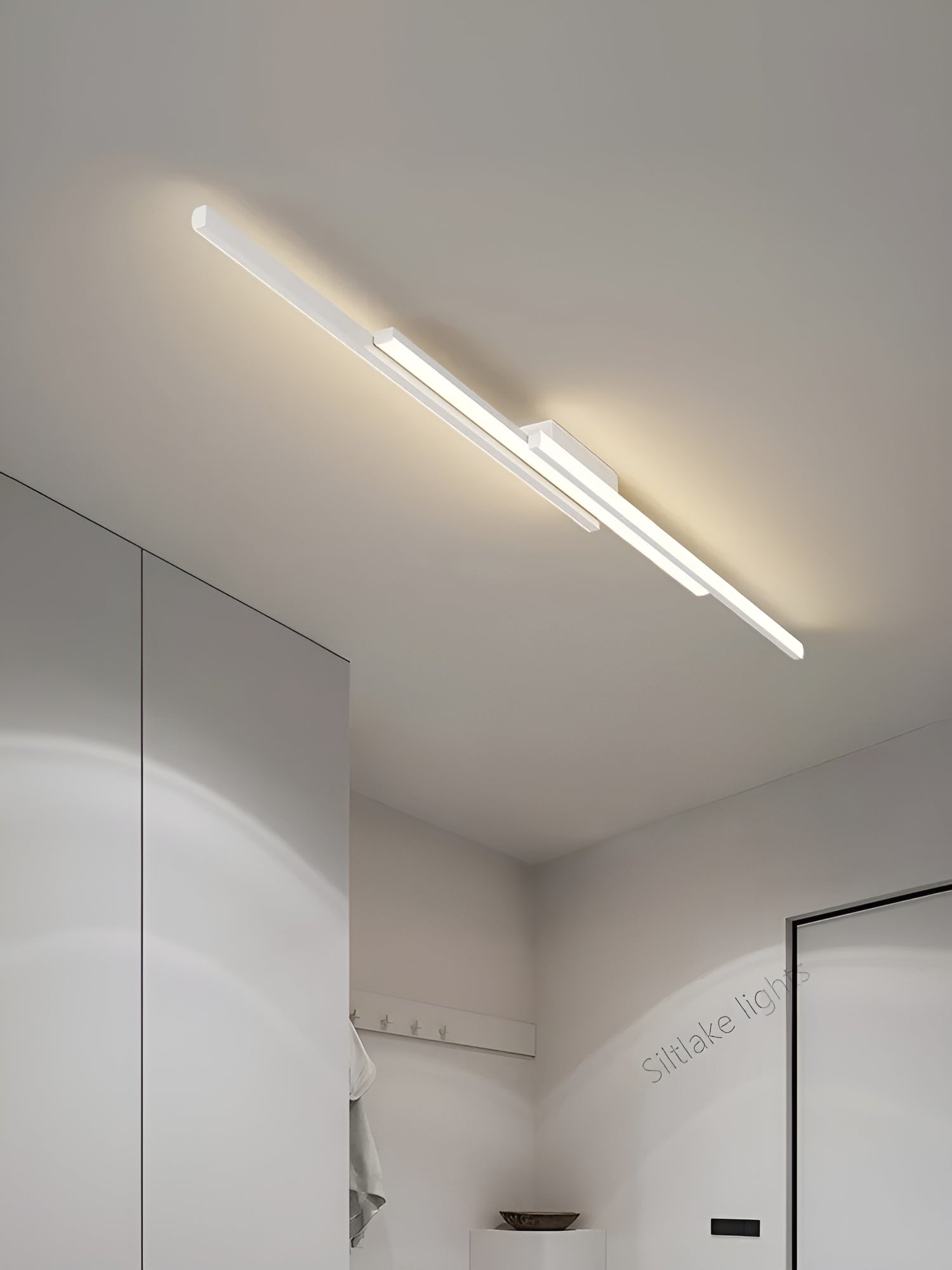 Lang LED-taklampe – Slankt og Stilrent Design | Perfekt Belysning for Gang, Trapper og Soverom