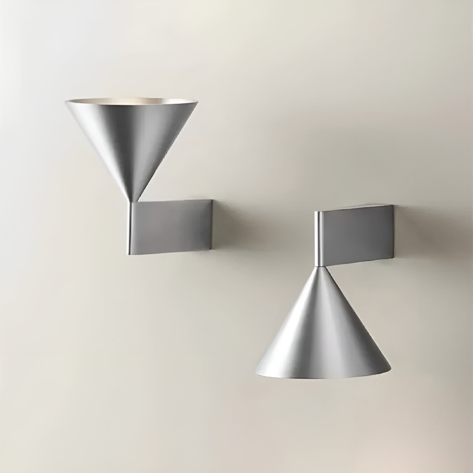 Vegglampe til Soverom – Moderne Kegeldesign | Elegant Belysning for Nattbord og Gang