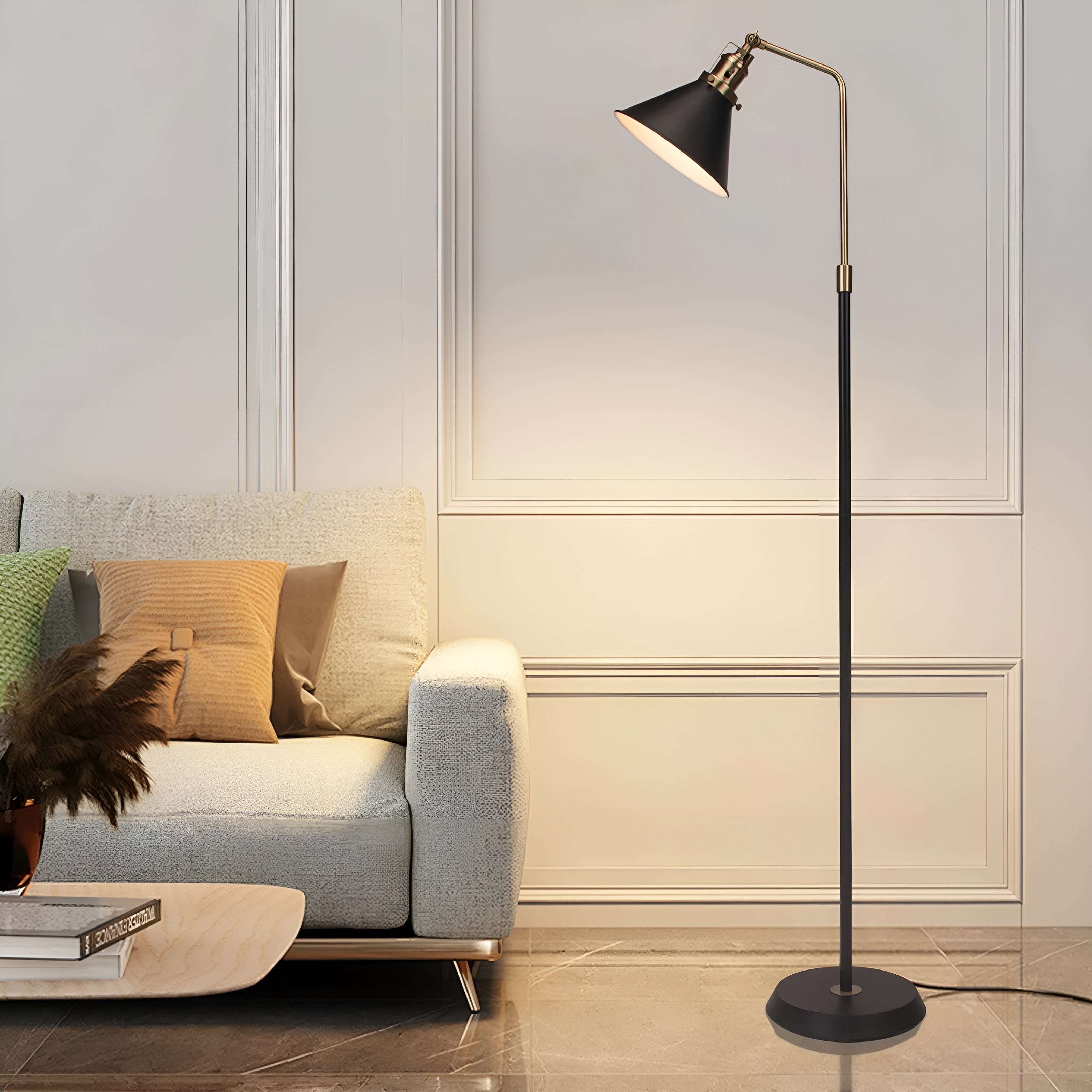 Gulvlampe i Metall – Svart med Gullfargede Detaljer | Stilrent Industridesign