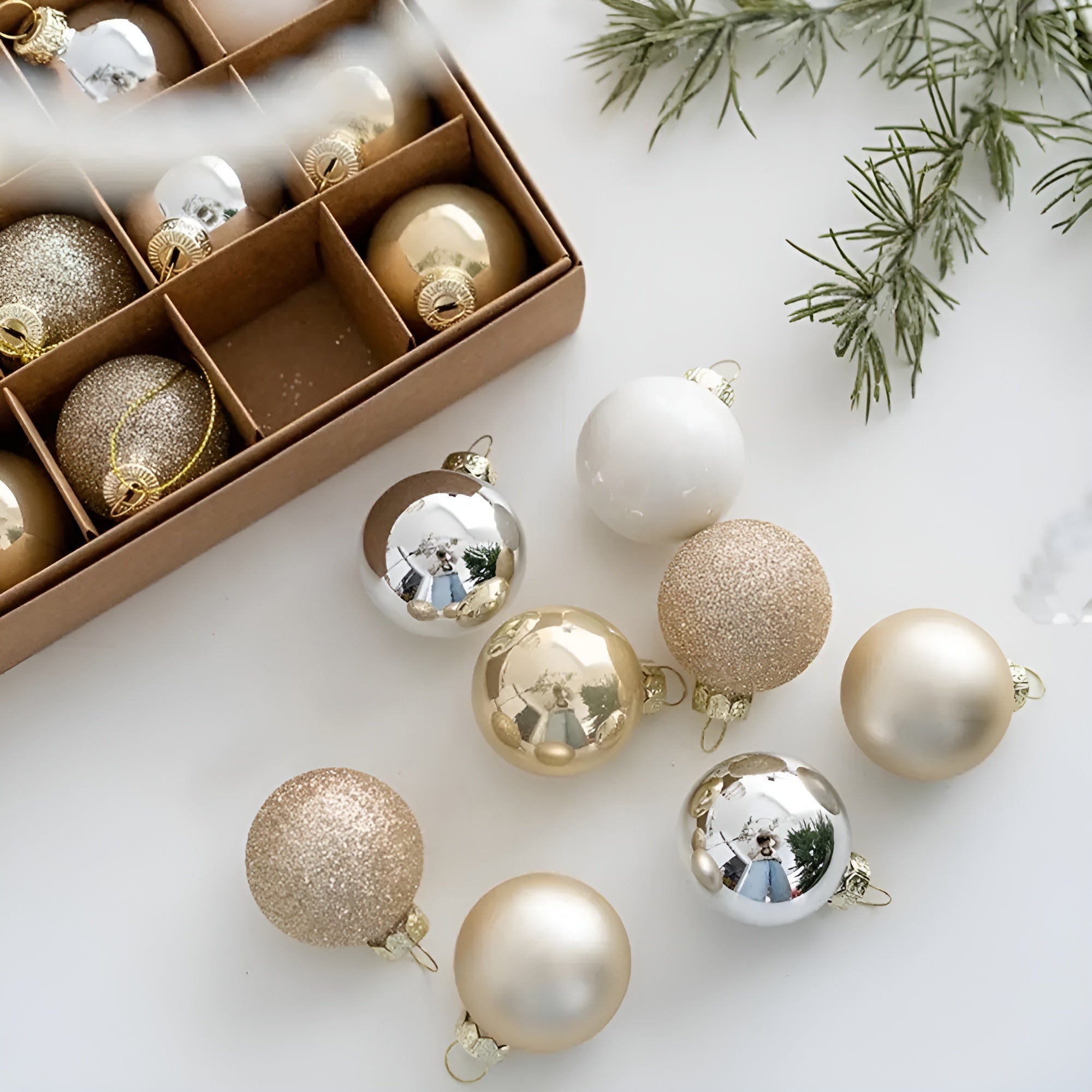 Mini Glasskuler Jul – Sett Med 25 Stk. Håndlagde Dekorasjonsanheng | Perfekt Til Juletre Og Gaver