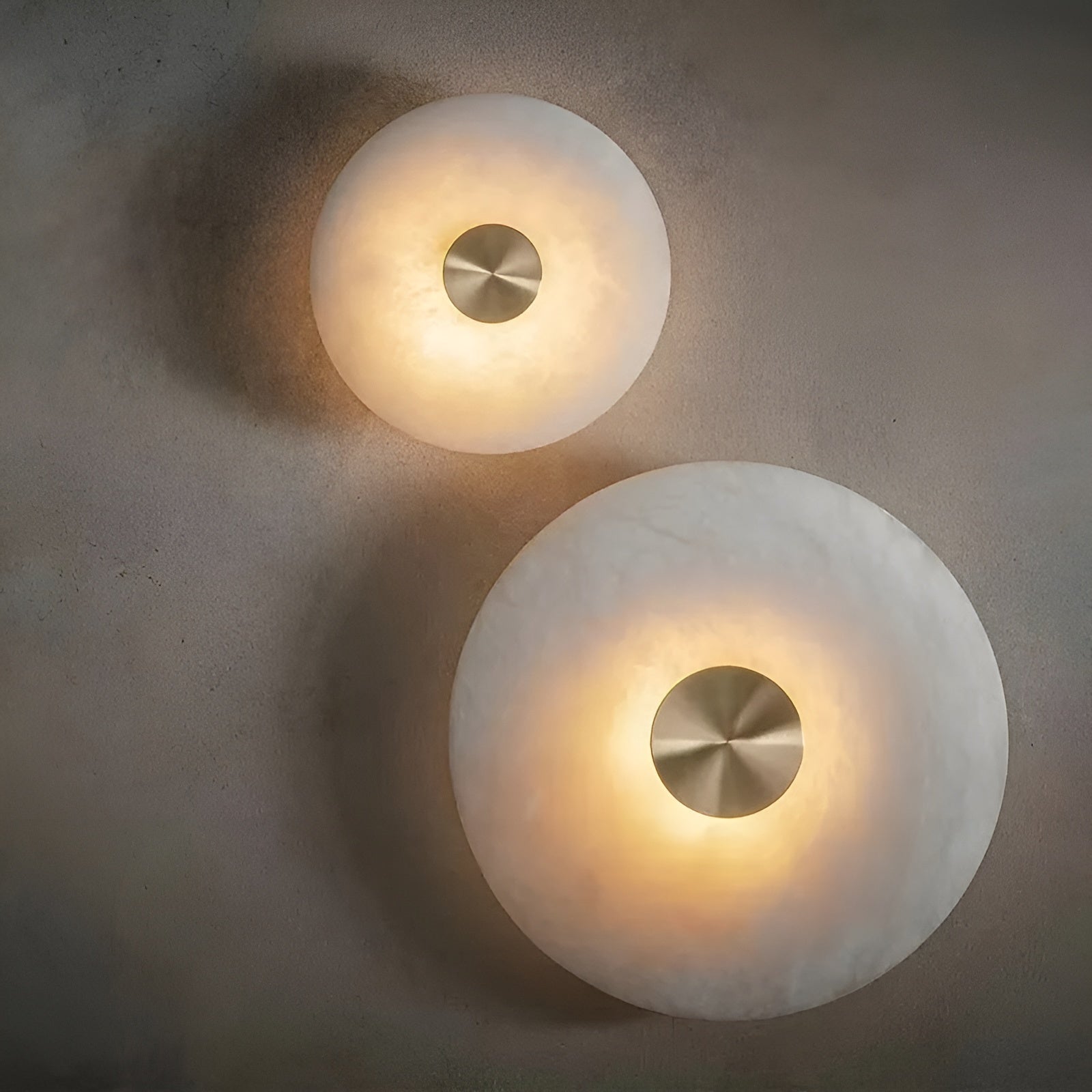 Vegglampe i Naturmarmor – Elegant med Messingdetaljer | Perfekt for Stue og Soverom