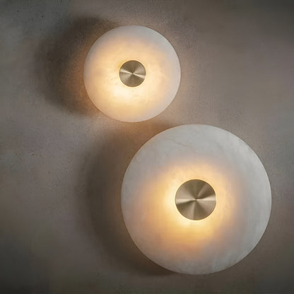 Vegglampe i Naturmarmor – Elegant med Messingdetaljer | Perfekt for Stue og Soverom